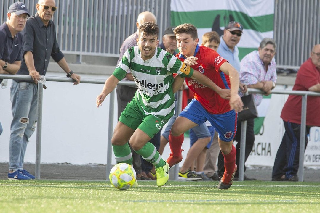 César supera al defensor de la UD Ourense Gabriel Jar en un partido con el Paiosaco.