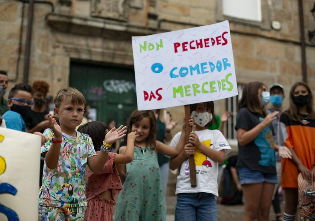 Ourense. 31/08/2020. Concentración de Pais e alumnos do Ceip As Mercedes, en contra do peche do comedor do centro.
Foto: Xesús Fariñas