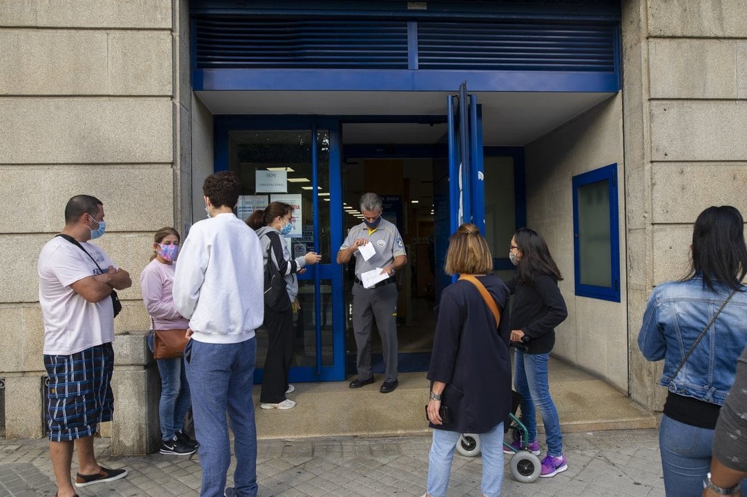 Ourense 2/9/20
Reportaje desempleo en la oficina de empleo en el jardín del posío
Colas en la entrada de la oficina
Fotos Martiño Pinal