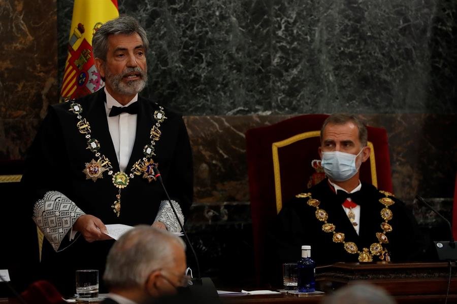 l presidente del Consejo General del Poder Judicial (CGPJ), Carlos Lesmes (i), interviene en presencia del rey Felipe VI, al inicio del acto de inauguración del año judicial. //EFE