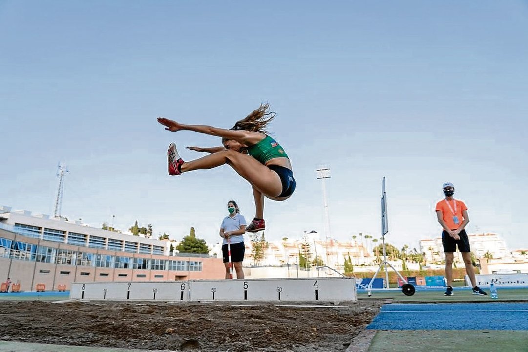 La atleta ourensana del Playas de Castellón Leticia Gil, en uno de los salto de longitud.
