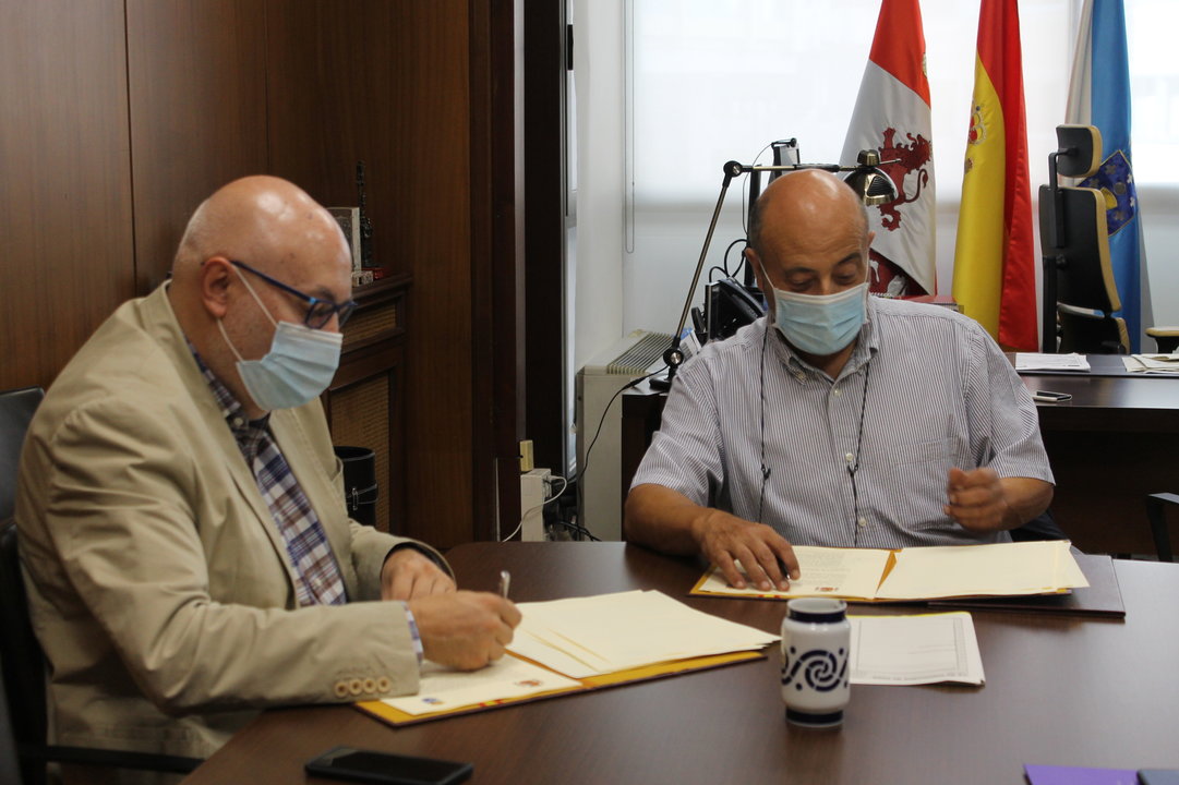 Xosé Carlos Valcárcel y José Antonio Quiroga firmaron el convenio de mejora.