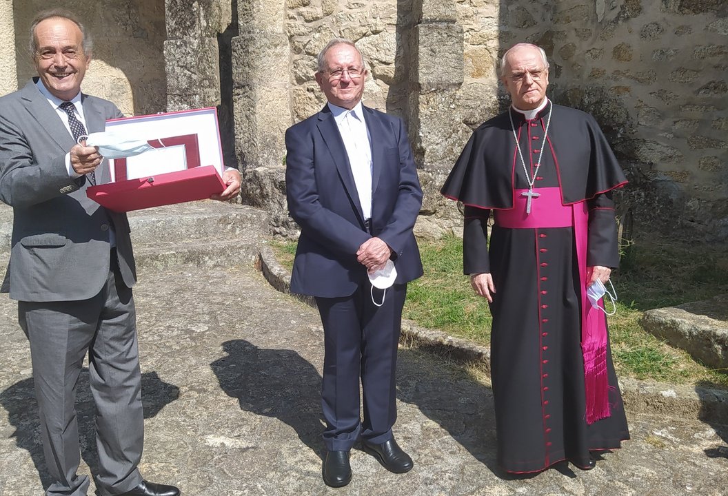 Francisco Fumega, con la placa conmemorativa, José Benito Sieiro y el obispo de Ourense, Leonardo Lemos.