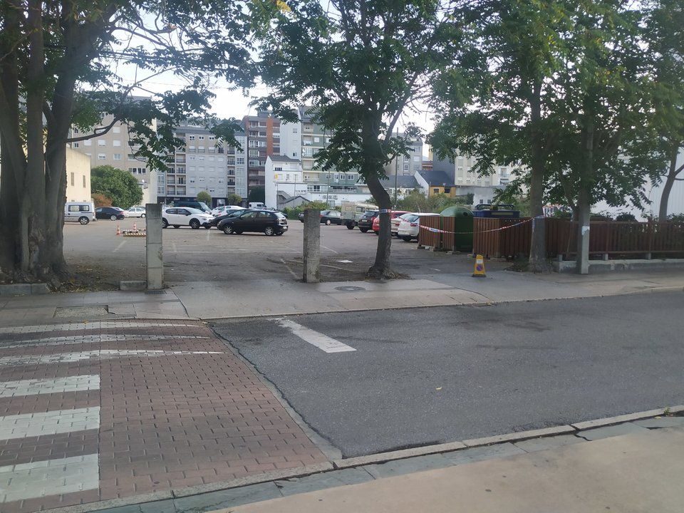 El parking de la avenida Conde de  Fenosa fue cerrado con vallas y cintas.