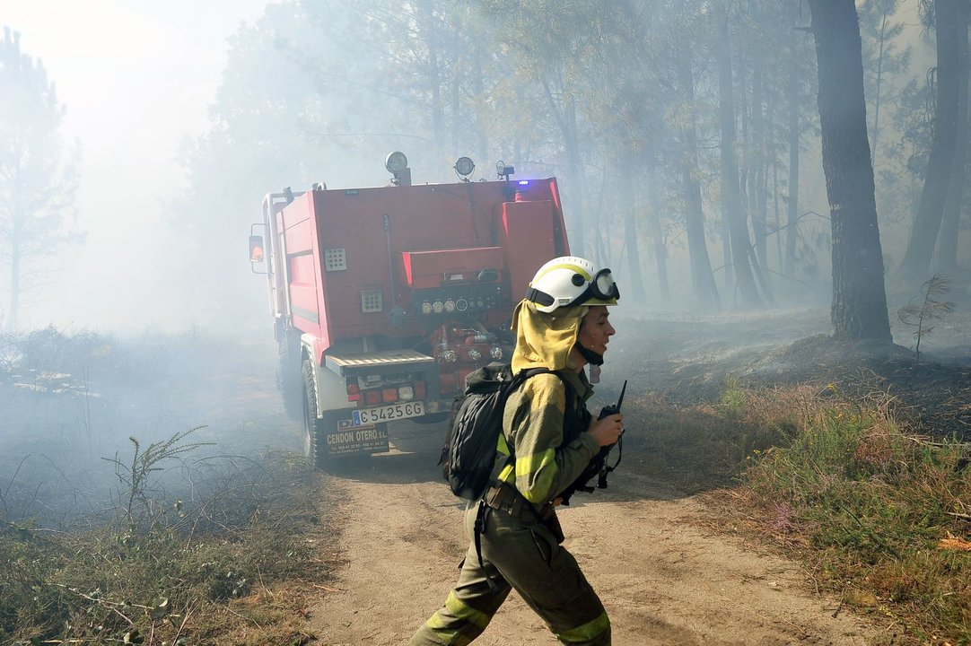 PEREIRO DE AGUIAR 17/09/2020.- Incendio forestal en Pereiro, próximo al colegio Ben Cho Sey. José Paz