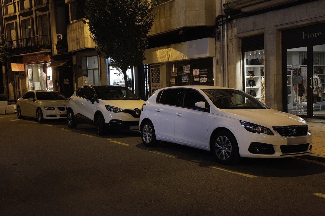 El coche de Jácome, en primer plano, aparcado en zona prohibida en Cardenal Quevedo en la noche del viernes (MIGUEL ÁNGEL).