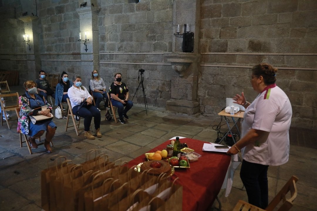 Curso de repostería sefardí en la iglesia de A Madanela (JOSÉ PAZ).
