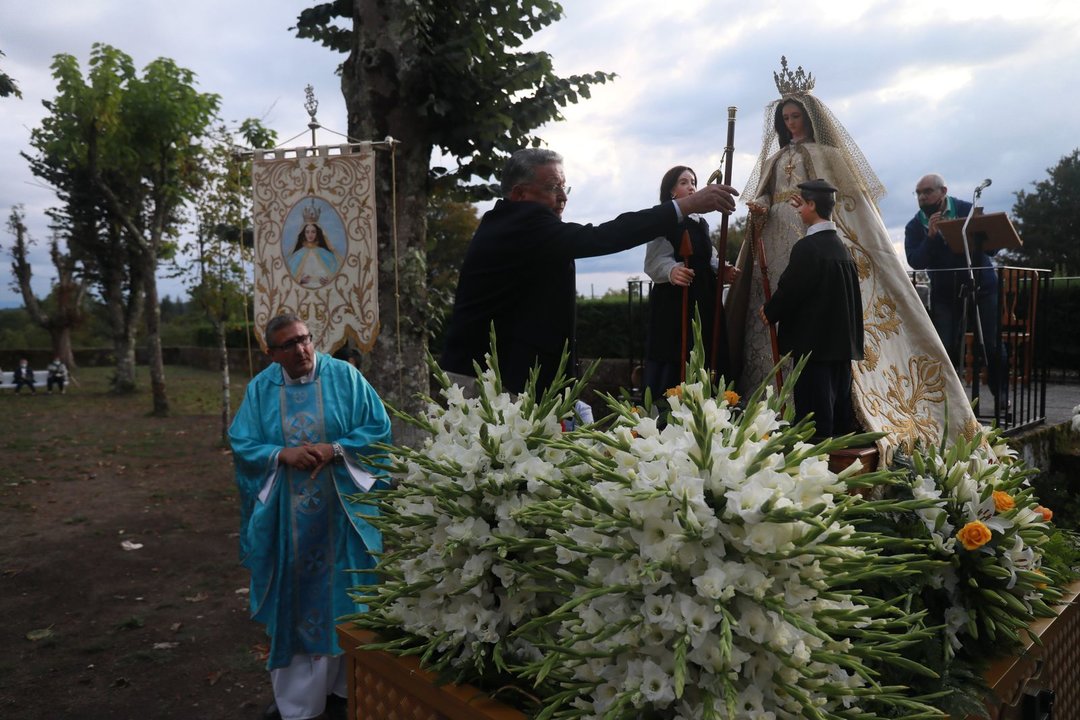 El alcalde de Cea, José Luis Valladares, hizo entrega del bastón de mando municipal a la Virgen de A Saleta (JOSÉ PAZ).