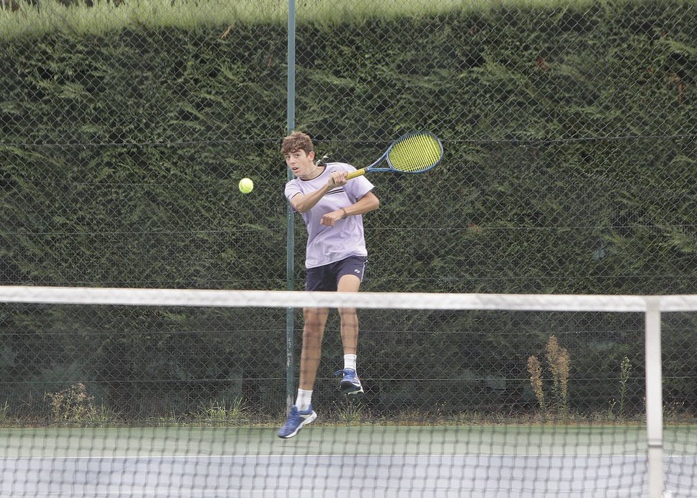 Uno de los finalistas en la Copa de tenis golpea la pelota (MIGUEL ÁNGEL).