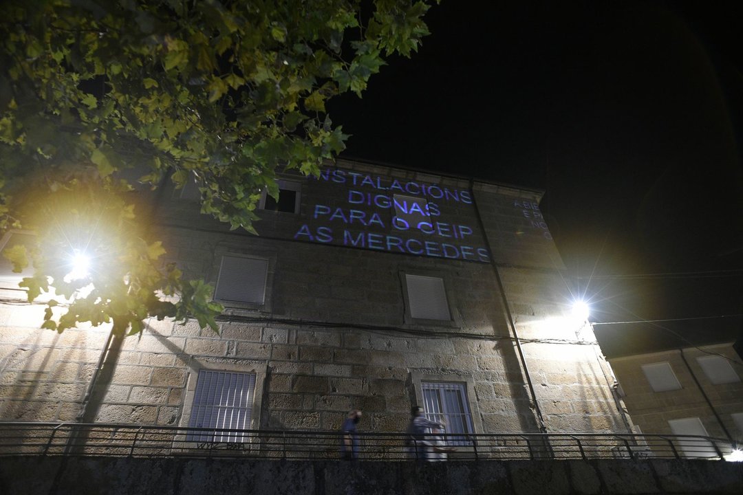 Ourense. 18/09/2020. Proxección protesta na fachada do Ceip As Mercedes.
Foto: Xesús Fariñas