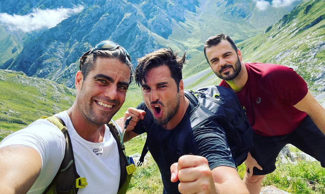 David Bustamante, en el centro de la foto, durante una excursión por la montaña. (Foto: Instagram)