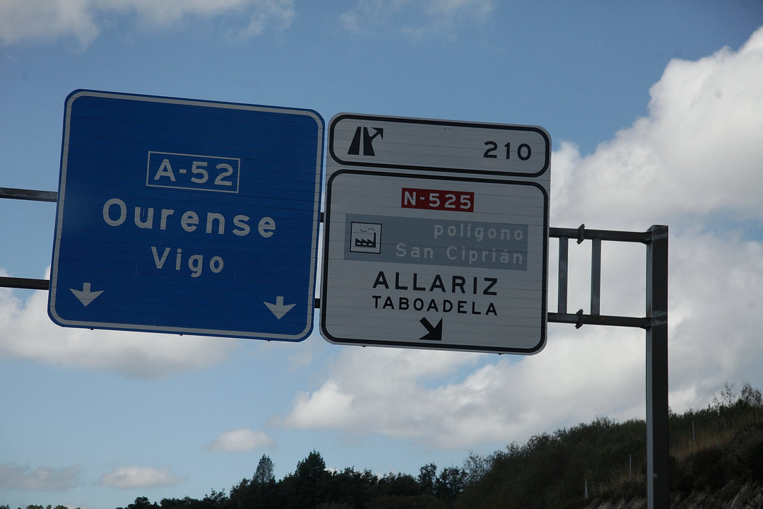Imagen del cartel que, en Allariz, desvía el tráfico de la A-52 a  la N-525 para ir al polígono.