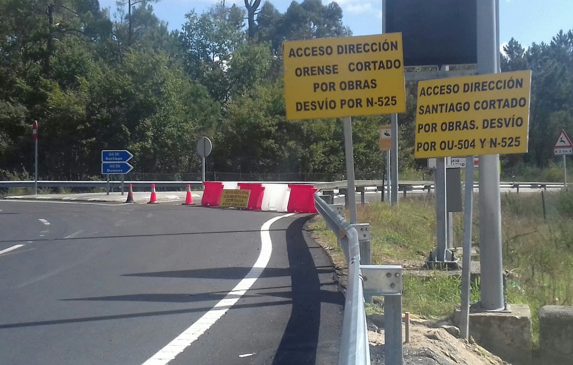 La señalización que corta el vial de acceso a la autovía de Santiago de Compostela en Carballiño