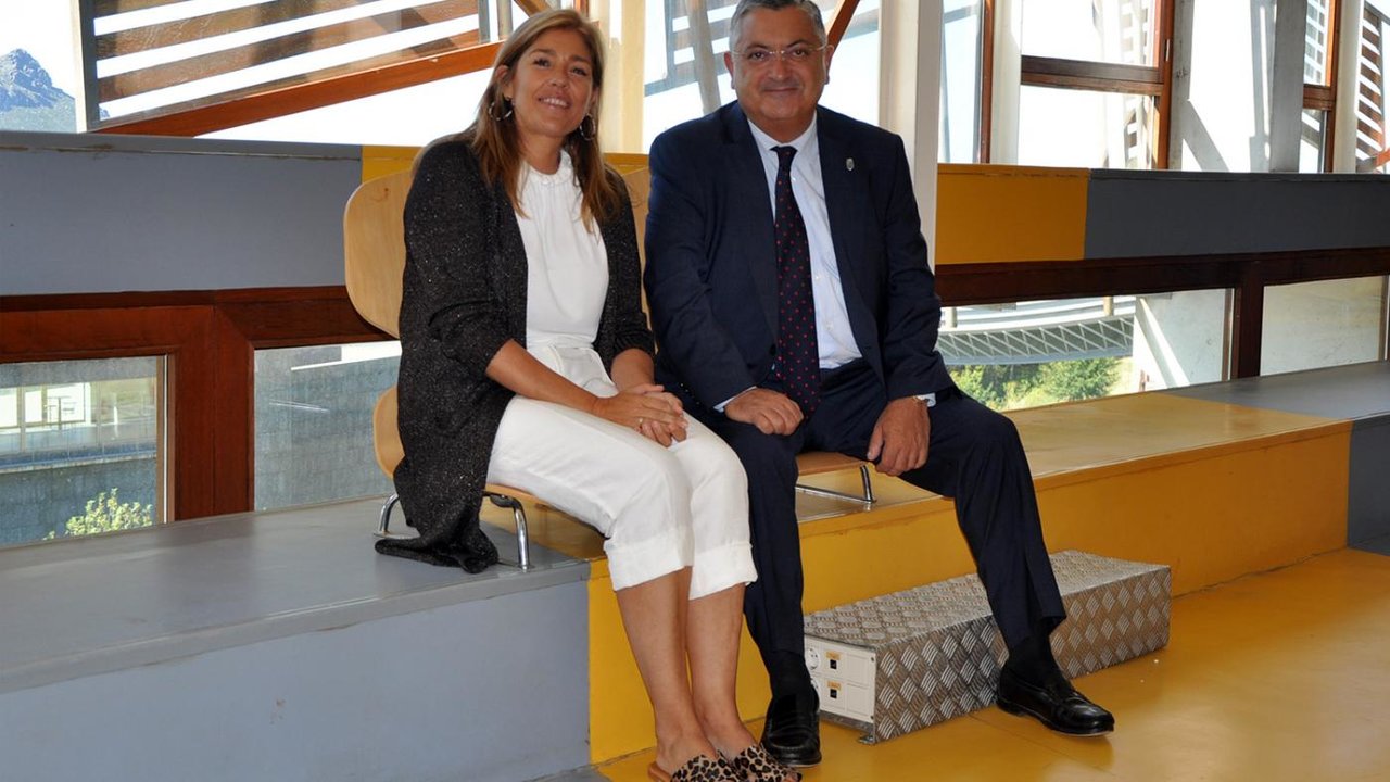 La vicerreitora Natalia Caparrini y el presidente del Consello Social, Ernesto Pedrosa.