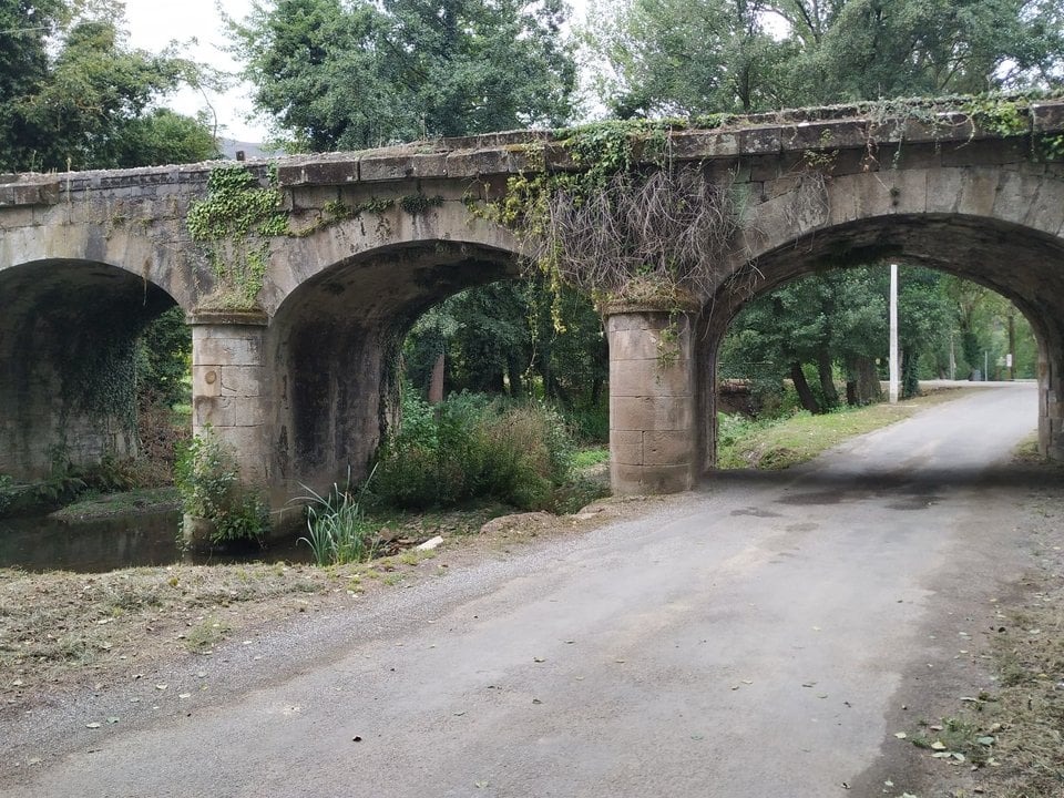 Puente ferroviario sobre el río Leira, en Vilamartín.