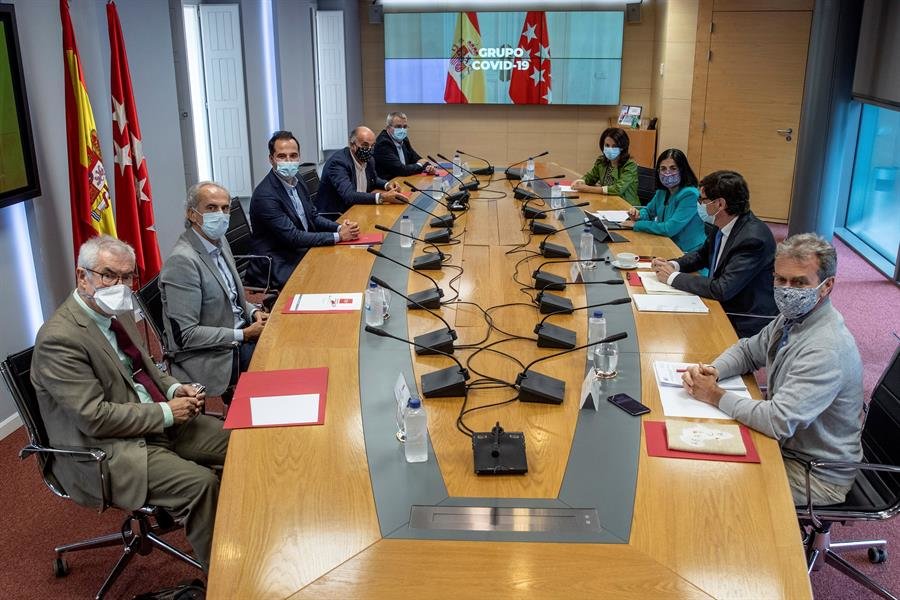 La reunión del grupo de trabajo Covid-19 de Madrid (EFE).