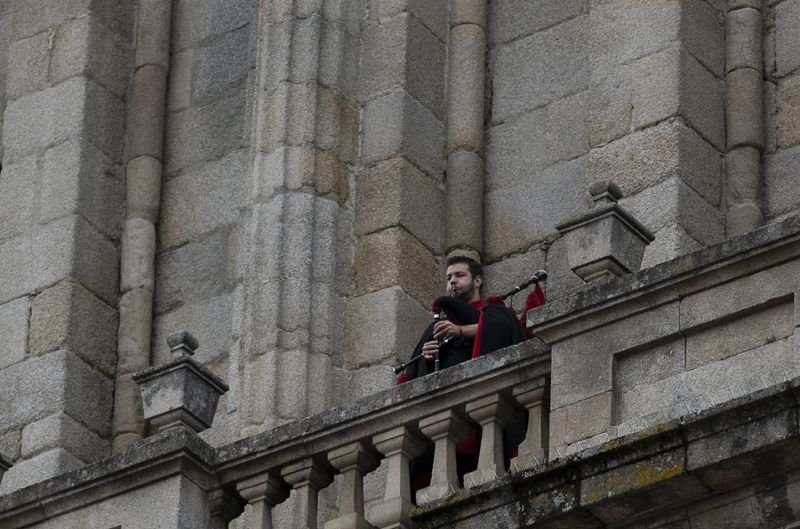 Ourense. 26/09/2020. Gaiteiro Pablo Penín tocando na catedral de Ourense.
Foto: Xesús Fariñas