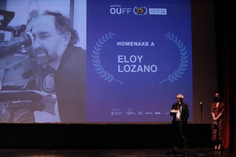 La carballiñesa Iria Sobrado, presentadora del homenaje, junto al escritor Eduardo Galán, ayer en el Teatro Principal (JOSÉ PAZ).
