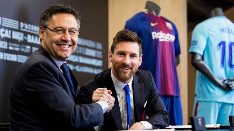 Bartomeu y Leo Messi felices, durante la firma de su renovación de contrato.