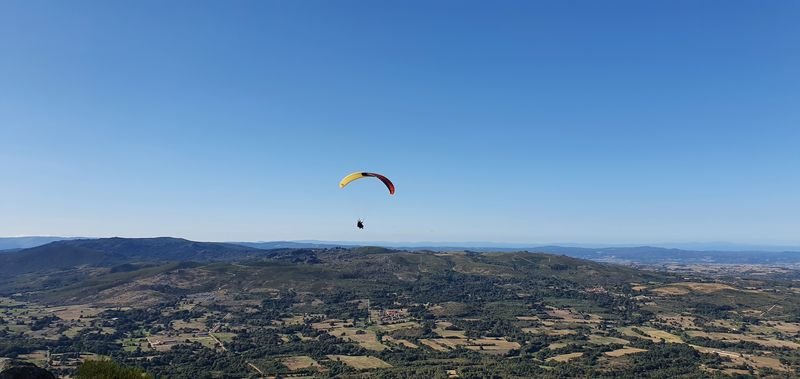 Roberto Carnero, acompañado de su instructor, pudo disfrutar de las impresionantes vistas de la Serra do Larouco durante su vuelo en parapente.