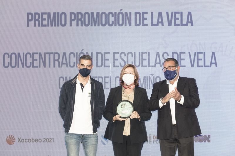 Gabriel Fernández, director del Club Náutico Castrelo de Miño y Beatriz Alberte, la presidenta, en el momento de recoger el premio.