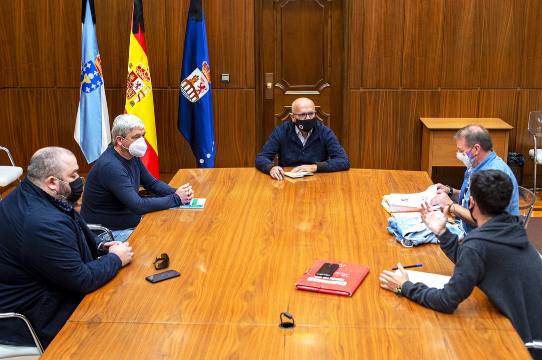Manuel Baltar, en el centro, durante su reunión con miembros de la Plataforma en Defensa del Transporte carballiñesa.