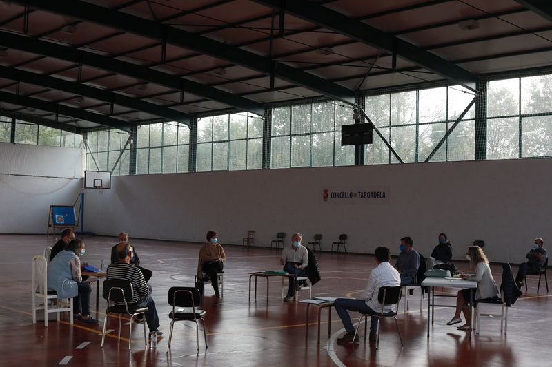 El grupo de gobierno y la oposición tratan los puntos del día en el pabellón del polideportivo municipal (JOSÉ PAZ).