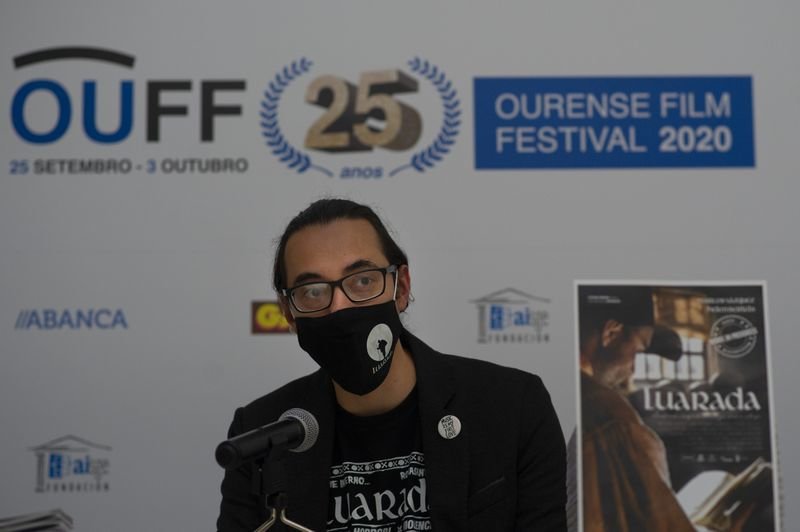 Óscar Doviso, director de &#34;Luarada&#34;, ayer en el Marcos Valcárcel con el cartel de la película (MARTIÑO PINAL).