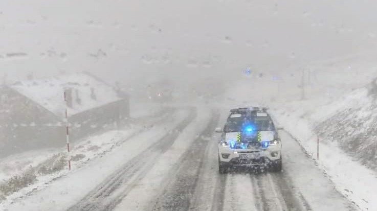 Un coche de Tráfico circula entre la nieve en Casaio.