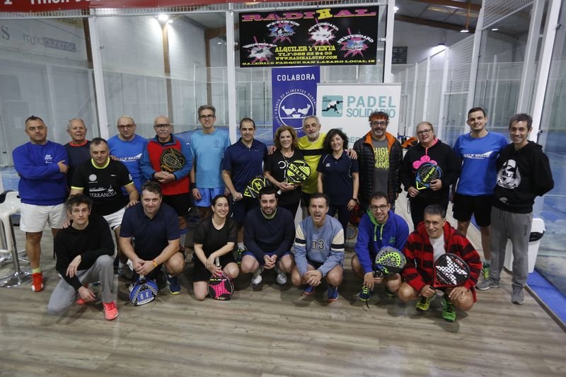 Foto de familia del maratón solidario realizado en las instalaciones de P21 Pádel Club la pasada temporada, también con +Deporte La Región como coorganizador (XESÚS FARIÑAS).