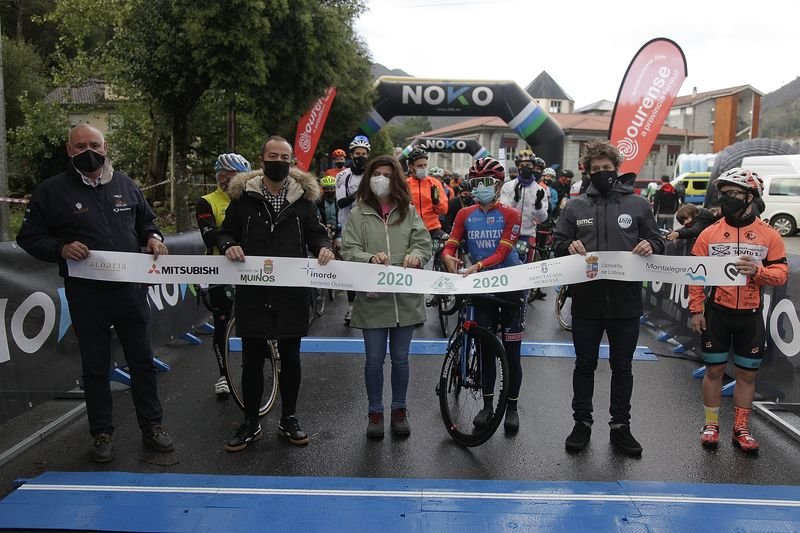 Ane Santesteban, séptima en la general del Giro de Italia 2020, realizó el protocolario corte de cinta que significaba la puesta de largo oficial de la tercera &#34;Ourense Strade Termal&#34; (MGUEL ÁNGEL).