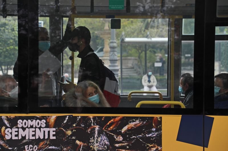 Varias personas en el autobús urbano (JOSÉ PAZ).