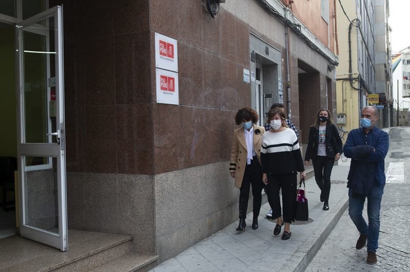 Un grupo de concejales del PSOE –el más crítico con Villarino– entra a la reunión en la sede (MARTIÑO PINAL).