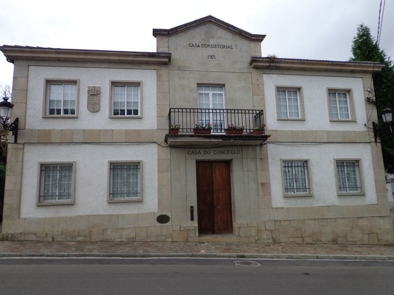 Edificio del Concello de Manzaneda, que acaba de aprobar ayudas de 800 euros por recién nacido.