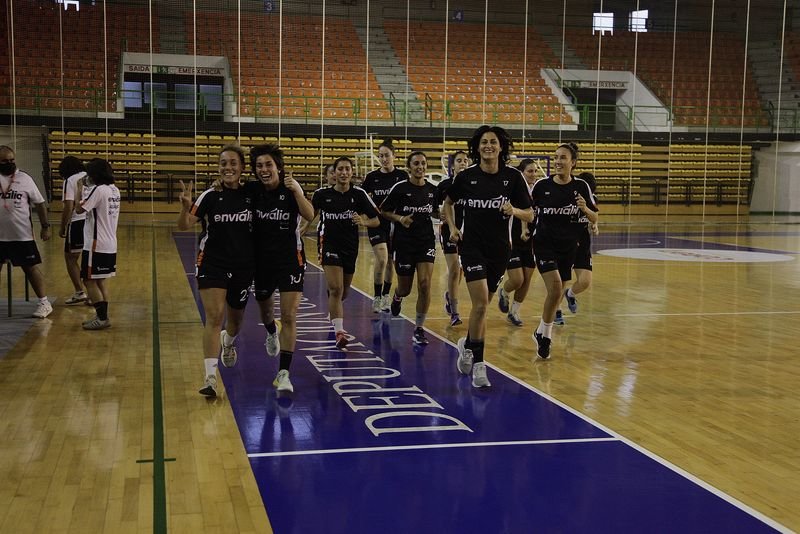 Las jugadoras del Envialia, en un entrenamiento en el Pazo (MIGUEL ÁNGEL).