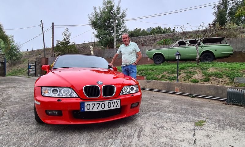 Alfonso Vázquez López junto al BMW Z3, y de fondo la carecería de un Dodge Dart en recuerdo a Barreiros.
