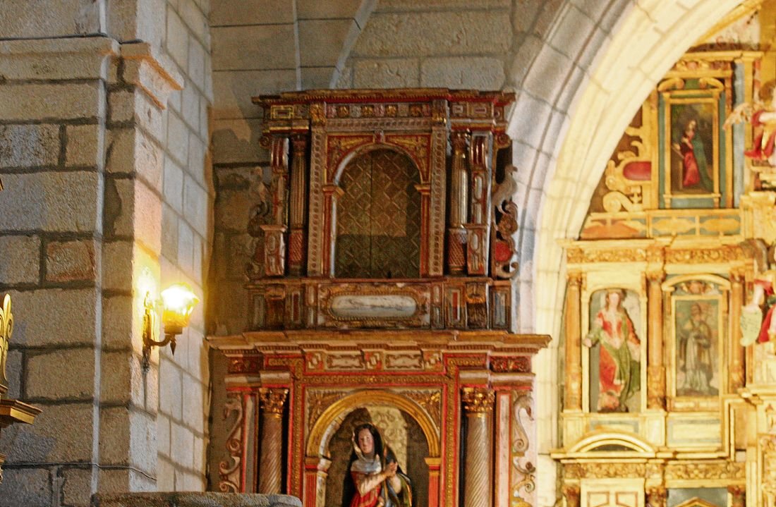 Uno de los retablos afectados por el robo. Los ladrones dañaron varias puertas, armarios y un rosetón.