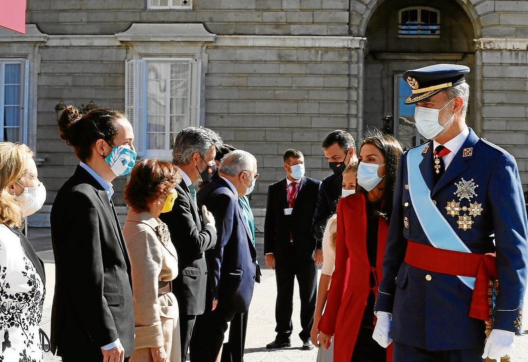 Felipe VI y Letizia pasan ante Pablo Iglesias. (Foto: K. H.)