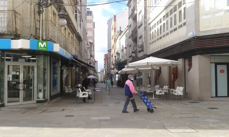 Escaso ambiente ayer por la mañana en la céntrica calle Tomás María Mosquera.