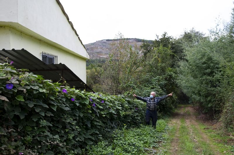 Fernández señala la nula distancia que separa su casa de la maleza (MARTIÑO PINAL).