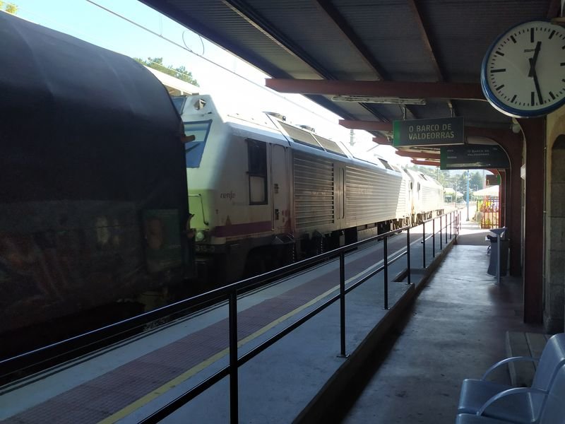 Un tren de mercancías circula ante la estación de O Barco de Valdeorras.