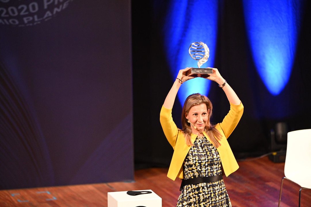 La novelista Eva García Sáenz de Urturi alza su Premio Planeta.