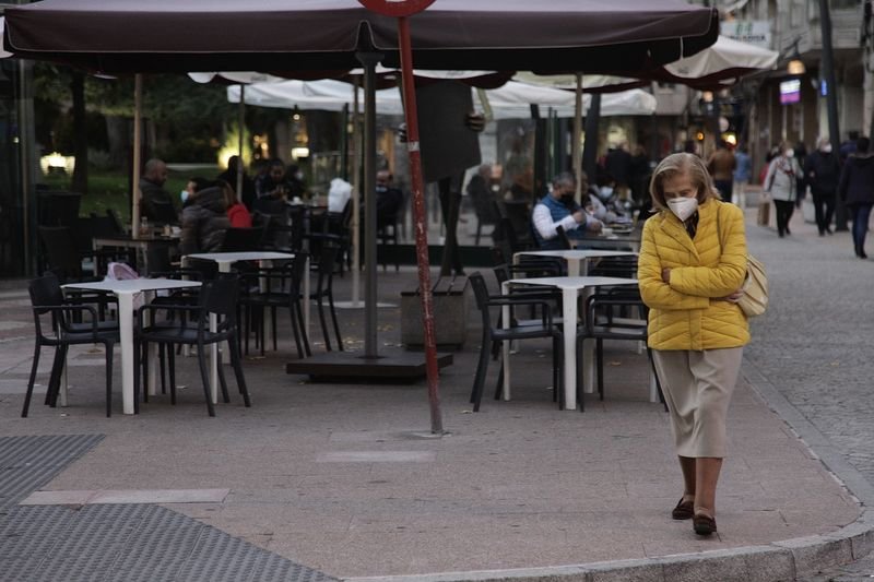 Una mujer pasea en el entorno del Parque de San Lázaro de la ciudad, ayer por la tarde (MIGUEL ÁNGEL).