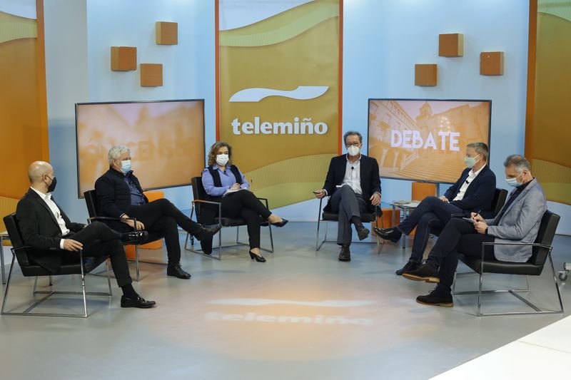 José Araújo, Miguel Caride, Flora Moure, Antonio Nespereira (moderador), Rafael Villarino y Luis Seara, en un momento del debate organizado por Telemiño (XESÚS FARIÑAS).
