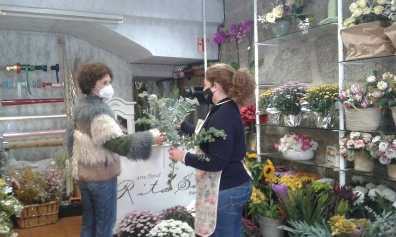 Una cliente compraba ayer flores en la tienda de Rita Soto.