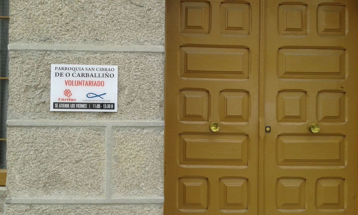 El reparto de alimentos se realiza en la planta baja de la casa parroquial de Carballiño.