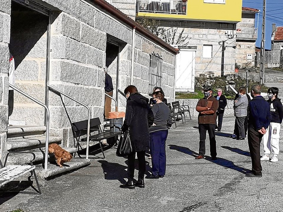 Vecinos de Morgade, en Xinzo, esperaban ayer a las puertas del centro social para vacunarse.