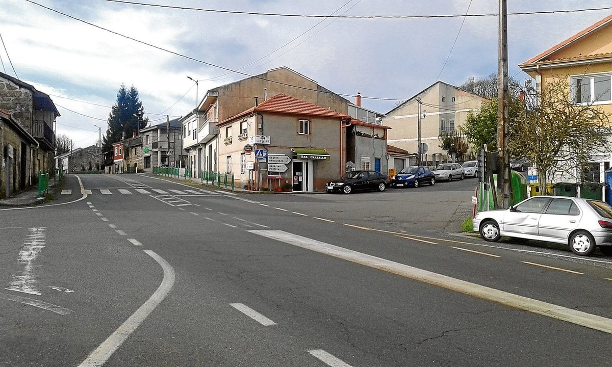 La carretera OU-540 a su paso por el núcleo de Carballo, en el concello de Verea.