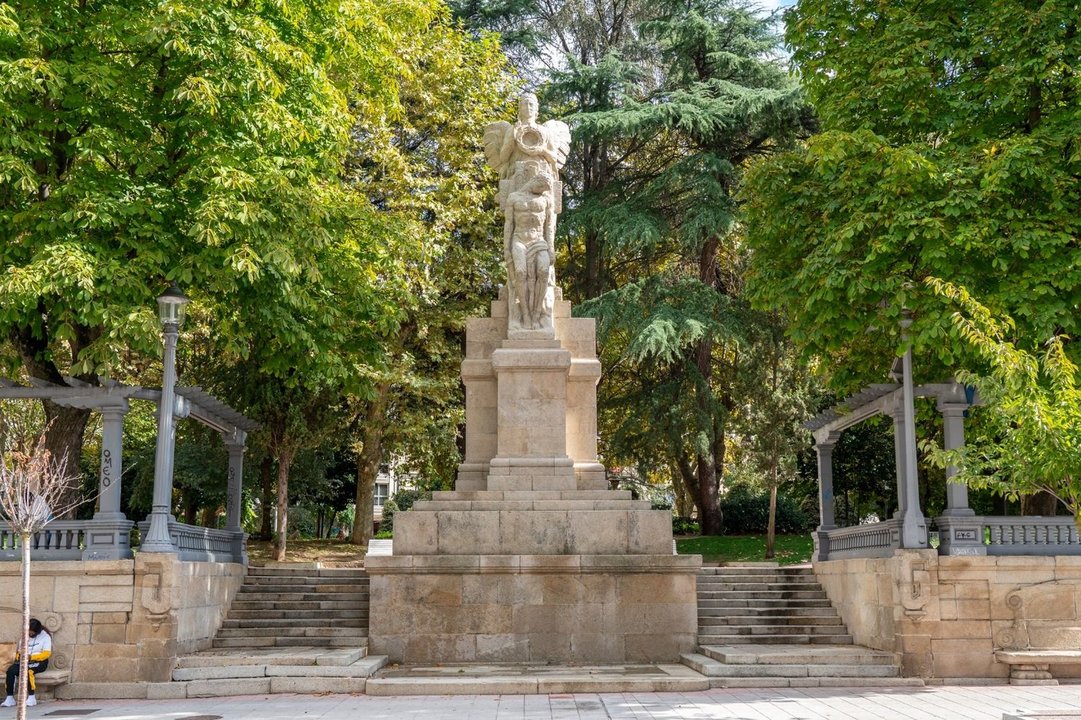 Estatua del Ángel Caído, en el parque de San Lázaro.