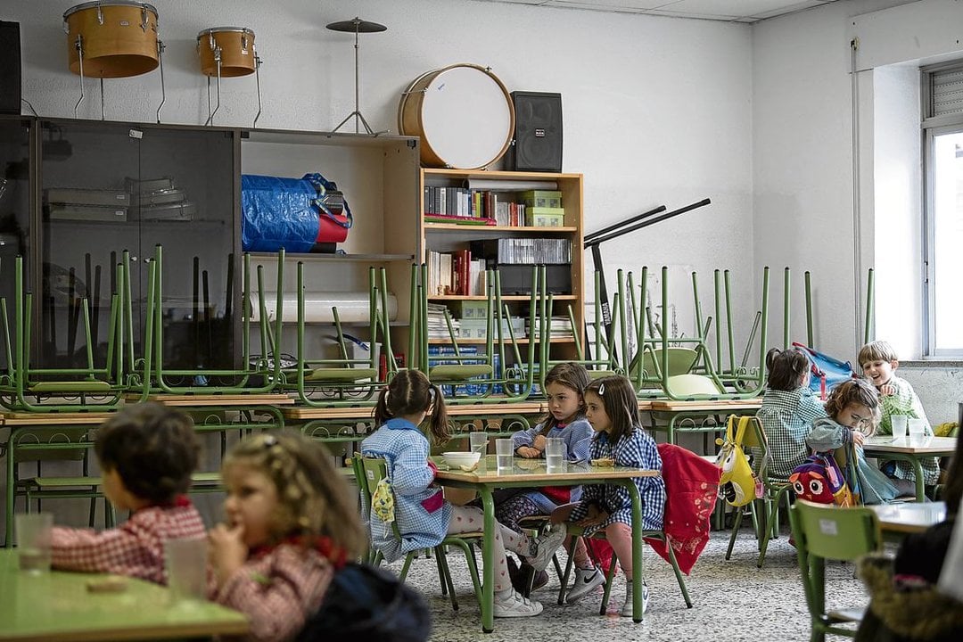 Los niños de infantil del CEIP Curros Enríquez comen cada día entre los instrumentos de su aula de música. (Foto: Óscar Pinal)